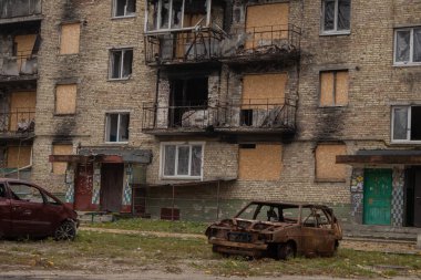 arabalar ve bir ev roketler tarafından tahrip edildi.