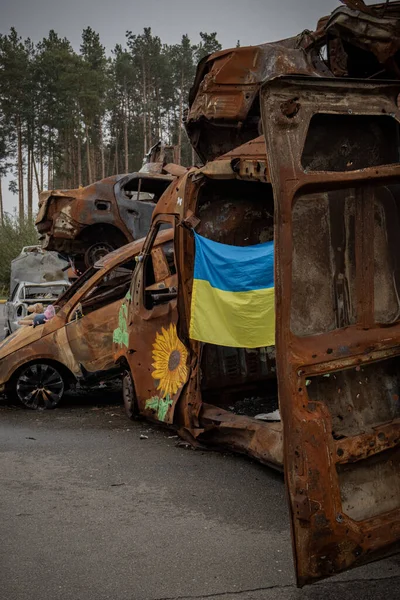 Ukrainische Flagge Hängt Verbrannten Autos — Stockfoto