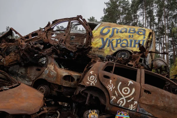 Ruhm Der Ukraine Steht Auf Dem Berg Verbrannter Autos — Stockfoto