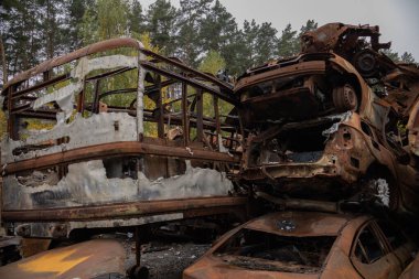 Yanmış arabalar birbirinin üzerine yatar.