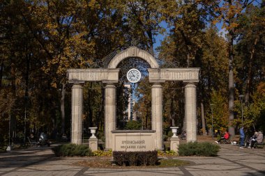 Parkın girişindeki sütunlar ve 