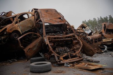 Savaştan kaçan birçok araba yanmış.