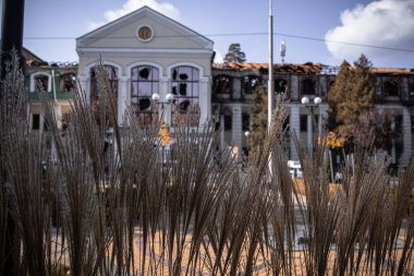Savaşın başlangıcındaki çatışmadan sonra dağılmış bir üniversite.