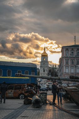 Gün batımı ve kilise manzarası