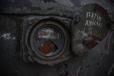 Gözetleme deliği olan metal kapı.