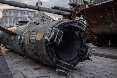 Roketin kalıntıları asfaltta yatıyor.