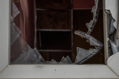 Izyum, Ukrayna. - 10 Kasım 2023, Soborna Caddesi. Yıkılan binada, cam patlamadan dolayı kırılmıştı. 2022 'de savaşın başlangıcında oldu.