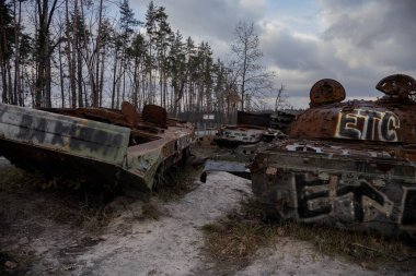 Dmytrivka, Ukrayna - 18 Kasım 2023: Rus kırık teçhizatı ormanda duruyor. Mart 2022 'de Dmytrivka köyü için çatışmalar patlak verdi..