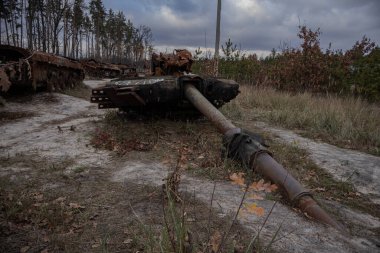 Dmytrivka, Ukrayna - 18 Kasım 2023: Dmytrivka köyü yakınlarındaki ormanda, yolun kenarında bir tank kulesi bulunur. İlkbaharda, Mart 'ın sonunda, bu yerleşim yeri için savaşlar oldu.