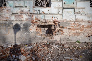 Izyum, Ukrayna. - 11 / 10 / 2023: evin duvarında binaya çarpan merminin etkisiyle bir delik görülebilir.