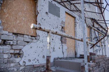 Izyum, Ukrayna. 10 Kasım 2023: Binanın girişi füze parçaları tarafından tamamen yok edildi. Şehir tüm silahlarla vuruldu.