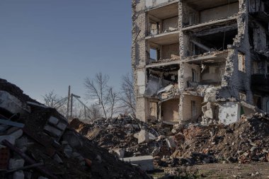 Izyum, Ukrayna. 11.10.2023: Ruslar 52 kişinin molozların altında öldüğü bir binaya bilerek bir hava bombası attılar..