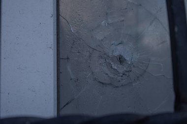 Izyum, Ukrayna. 11 / 10 / 2023: Kırık cam. Şehir savaşın başlangıcında bombalandı.