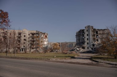 Izyum, Ukrayna. 10.11.2023: Rusların terör estirmek ve şehri ele geçirmek için üzerine hava bombası attıkları bir yerleşim yeri.