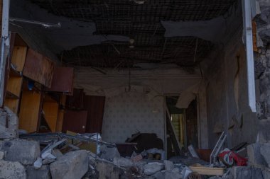 Izyum, Ukrayna. 11.10.2023: Evdeki bir tank tarafından bir duvar yıkıldı ve içindeki her şey parçalandı. Şehir Rus işgalinden muzdaripti.