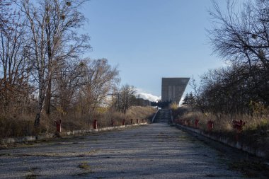 Izyum, Ukrayna. 10 Kasım 2023: Kremyanets Dağı 'na tırmanma. Sonbahar doğası