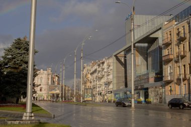 Kharkiv, Ukrayna. - 12 Kasım 2023: Şehir mimarisi, tarihi binalar ve arabaların sürdüğü yol.