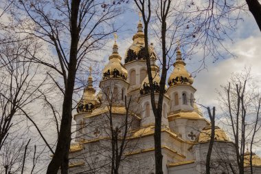 Kharkiv, Ukrayna. - 12 Kasım 2023: Kemancı Sokağı 'ndaki ağaçların arasından bir tapınak görülebilir..