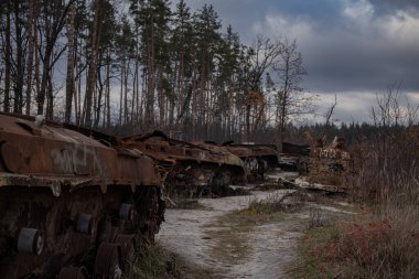 Dmytrivka, Ukrayna - 18 Kasım 2023: Rus askeri teçhizatı ormanda yandı ve kırıldı.