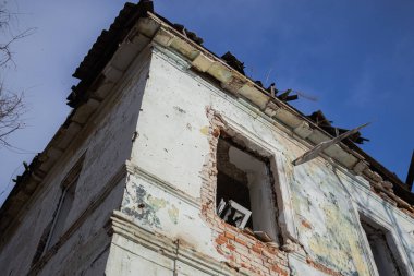 Izyum, Ukrayna - 10 Kasım 2023 Kırık bir binaya Rus füzelerinin gelişinden itibaren, içinde kırık bir pencere bulunuyor