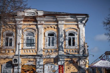 Izyum, Ukrayna - 10 Kasım 2023, Rus bombardımanı sonucu yıkılan antik bir bina