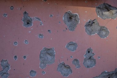 Izyum, Ukrayna - 10 Kasım 2023 Roketlerden gelen şarapnel eve girdi ve delikler açtı.