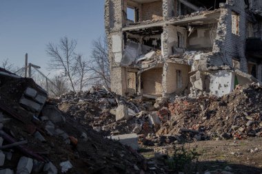 Izyum, Ukrayna. - 10 Kasım 2023: 52 'de bir Rus hava bombasının gelişinden sonra yıkılmış bir binanın enkazı altında insanlar bulundu..