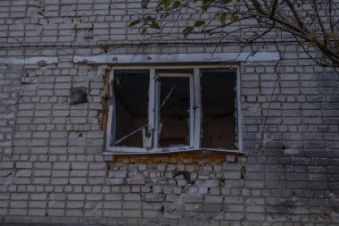 Izyum, Ukrayna. - 10 Kasım 2023: Bir duvar aşıldı ve evin penceresi kırıldı.