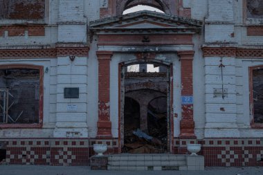 Izyum, Ukrayna. - 10 Kasım 2023: Şehrin merkezinde bir roketin çarptığı bir okul yandı..