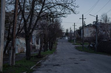 Izyum, Ukrayna. - 10 Kasım 2023: Ruslar şehre ilerlediğinde şehrin yolları roketler tarafından yok edildi.