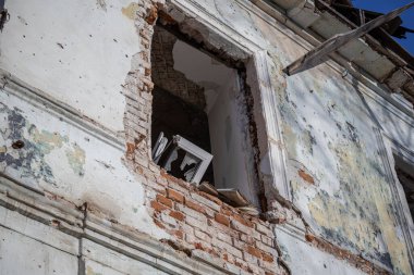 Izyum, Ukrayna - 10 Kasım 2023, şehrin bombalanmasından dolayı bir evin camları kırıldı