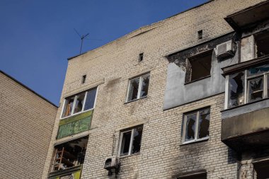 Izyum, Ukrayna - 10 Kasım 2023, savaşın başında evin camları roketlerden kırıldı