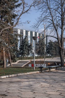 Izyum, Ukrayna - 10 Kasım 2023, parktan şehir merkezi manzarası. 