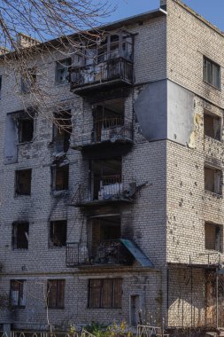 Izyum, Ukrayna - 10 Kasım 2023, bina kısmen kırılmış, bu şaşırtıcı, çünkü şehir neredeyse yok olmuş.