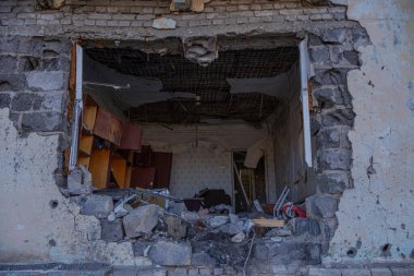Izyum, Ukrayna - 10 Kasım 2023, bombardıman nedeniyle evin duvarında büyük bir delik açıldı