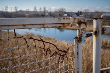 Izyum, Ukrayna - 10 Kasım 2023, Siverstkyi Donets nehri köprüdeki yırtık ağdan görülebiliyor