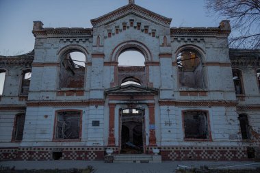 Izyum, Ukrayna - 10 Kasım 2023. Okula giriş kapısı. Bina Rus roketi ateşiyle yıkıldı.