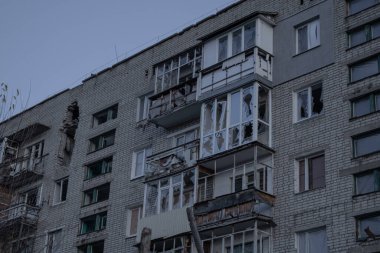 Izyum, Ukrayna - 10 Kasım 2023. Evde kimse yaşamıyor çünkü Ruslar şehri ele geçirmeden önce roketlerle yok etmişler..