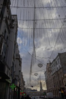 Kharkiv, Ukrayna. - 12 Kasım 2023 'te şehir merkezinde birçok çelenk asıldı..