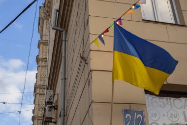 Kharkiv, Ukrayna. - 12 Kasım 2023: Ukrayna bayrağı binaya asıldı.