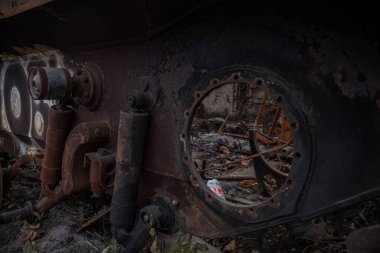 Dmytrivka, Ukrayna - 18 Kasım 2023: tank içinde yanmış bağırsaklar görülebilir