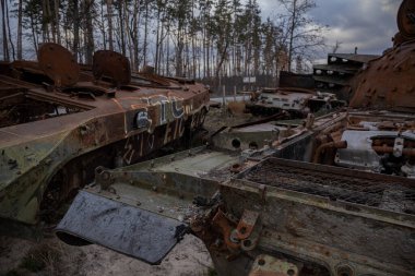 Dmytrivka, Ukrayna - 18 Kasım 2023: Yanmış tanklar savaştan sonra ormanın yakınındaki yolda duruyor