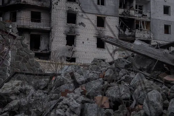 Borodyanka, Ukrayna. - 18 Kasım 2023: Roketlerle yanmış bir ev dağınık taşların arkasında görülebilir.