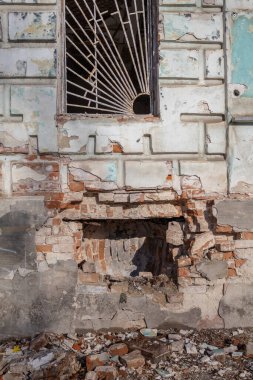 Izyum, Ukrayna - 10 Kasım 2023, bir mermi binaya girdi ve duvarı deldi