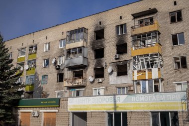 Izyum, Ukrayna - 10 Kasım 2023, yıkılan bir binadaki daireleri yaktı