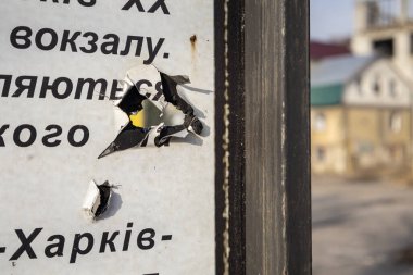 Izyum, Ukrayna - 11 Kasım 2023: İşgalciler şehirde terör estirerek sivil evleri ve altyapıları bombaladı. Otobüs durağı yok edildi.