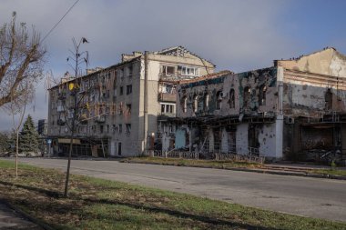 Izyum, Ukrayna - 11 Kasım 2023: İşgalciler tarafından gerçekleştirilen büyük grevler çok sayıda caddedeki konut binalarına, dükkanlara, bankalara ve bir polis karakoluna zarar verdi