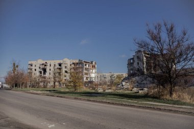 Izyum, Ukrayna - 10 Kasım 2023, bir hava bombası ile yıkılan bir ev yol kenarında duruyor.