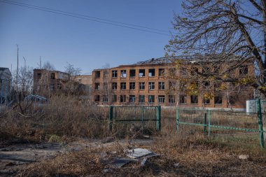 Izyum, Ukrayna - 10 Kasım 2023, bombardıman şehirdeki tek okulu tamamen yok etti