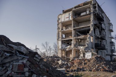 Izyum, Ukrayna - 10 Kasım 2023, 9 Mart 2022 tarihinde korkunç bir trajedi meydana geldi. Sabahleyin, Ruslar bodrumdaki insanların saklandığı bir eve hava bombası attılar.